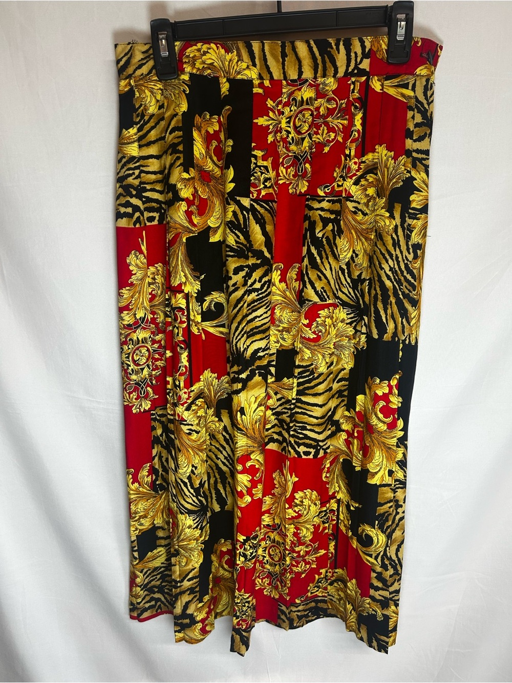 Claude women’s vintage Red, Black & Gold Patterned pleated skirt size 11/12